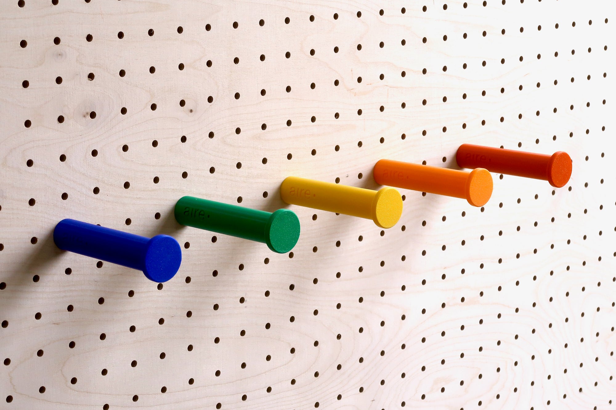 Patère colorée - porte manteau ou porte sac pour Pegboard