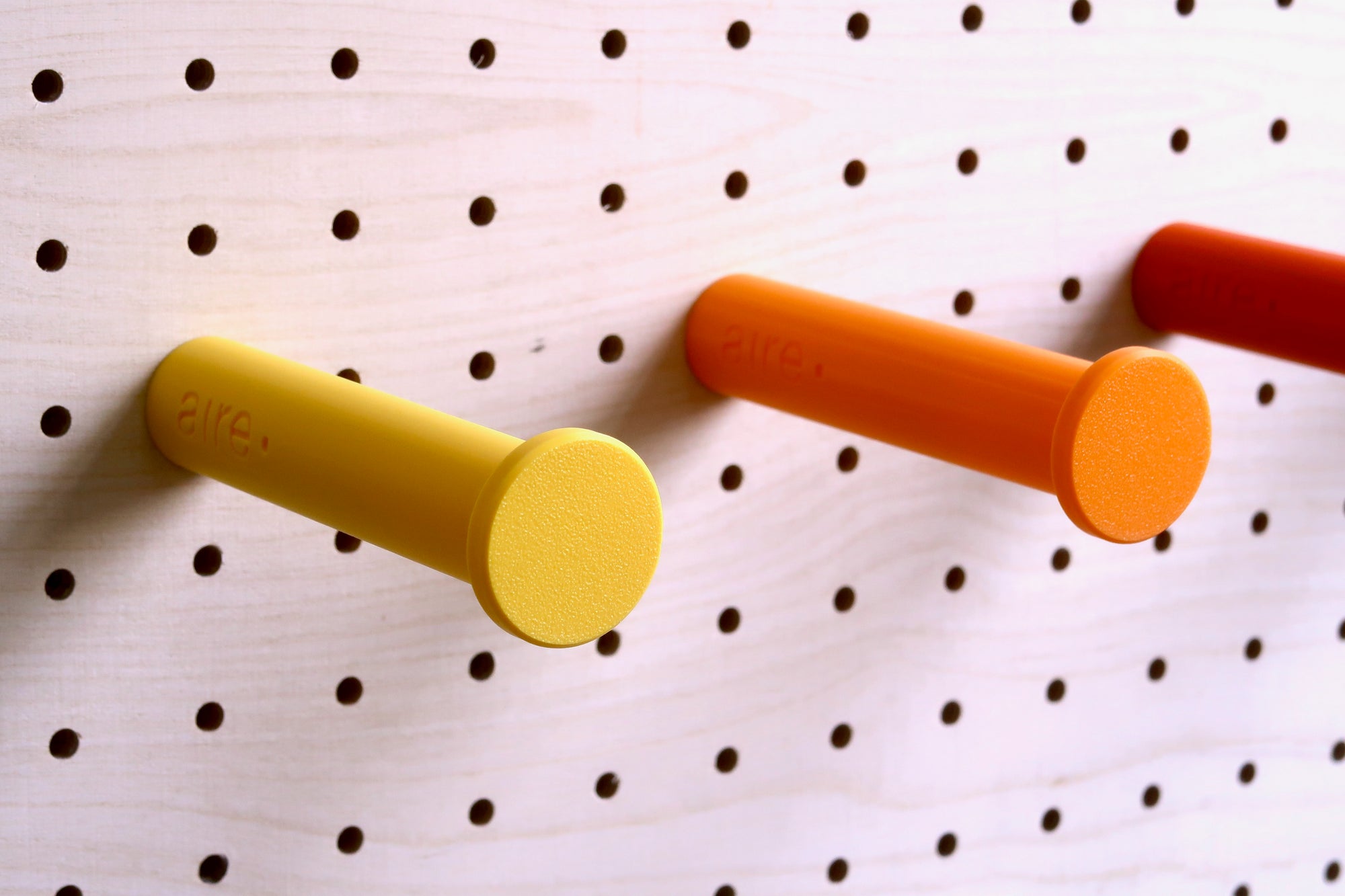 Patère colorée - porte manteau ou porte sac pour Pegboard