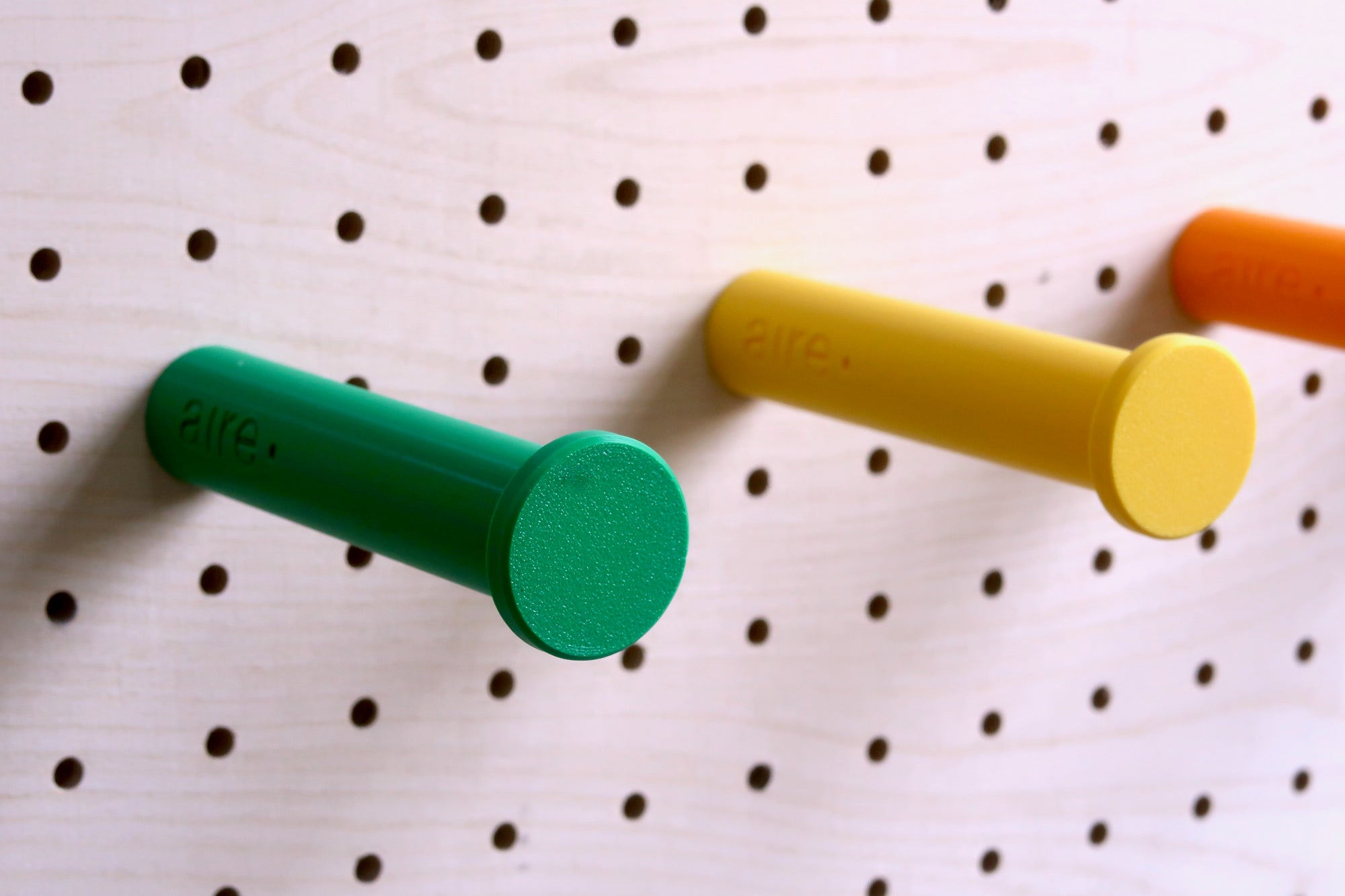 Patère colorée - porte manteau ou porte sac pour Pegboard