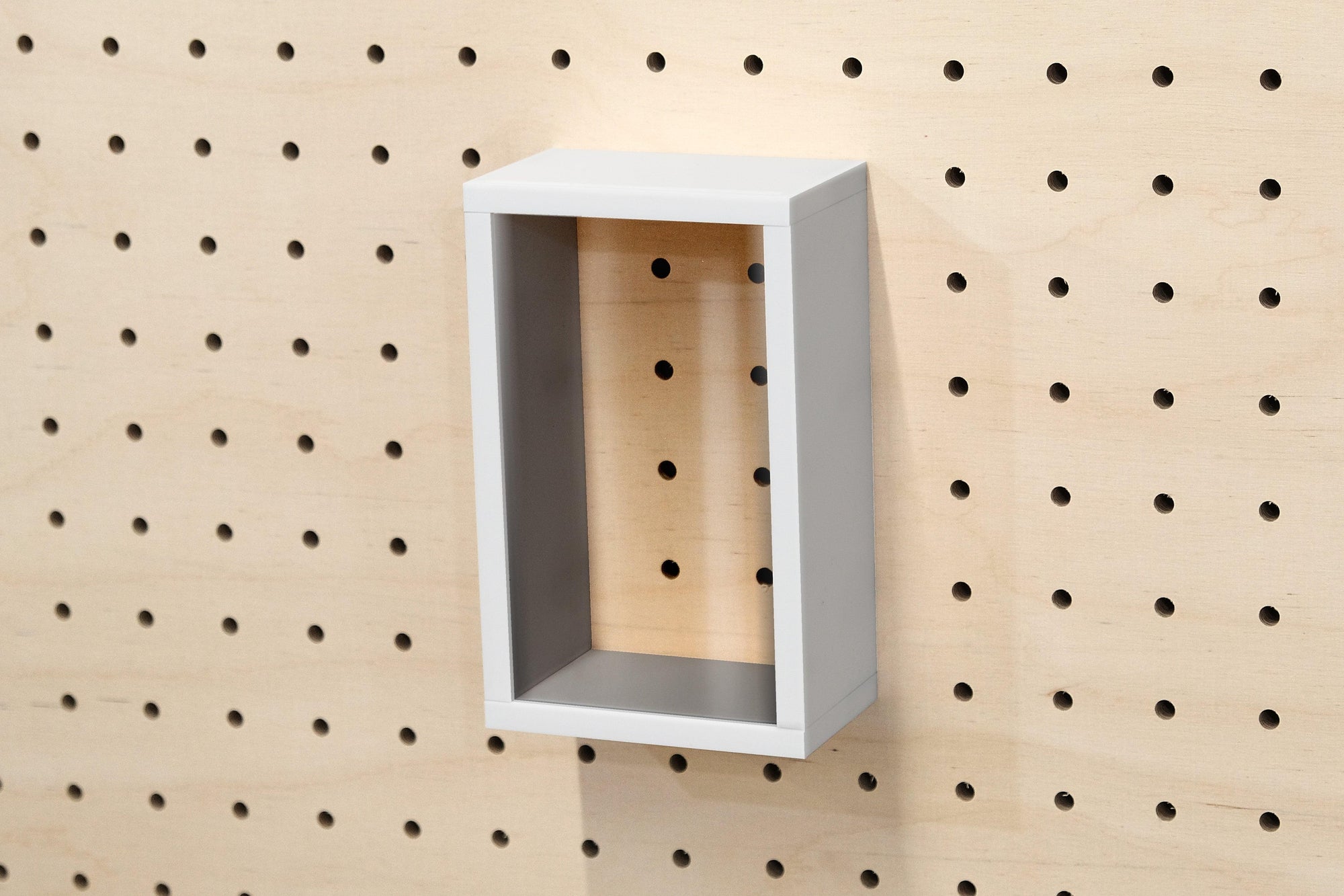 Vitrine produits pour Pegboard - Présentoir produits sur panneau perforé - Quark