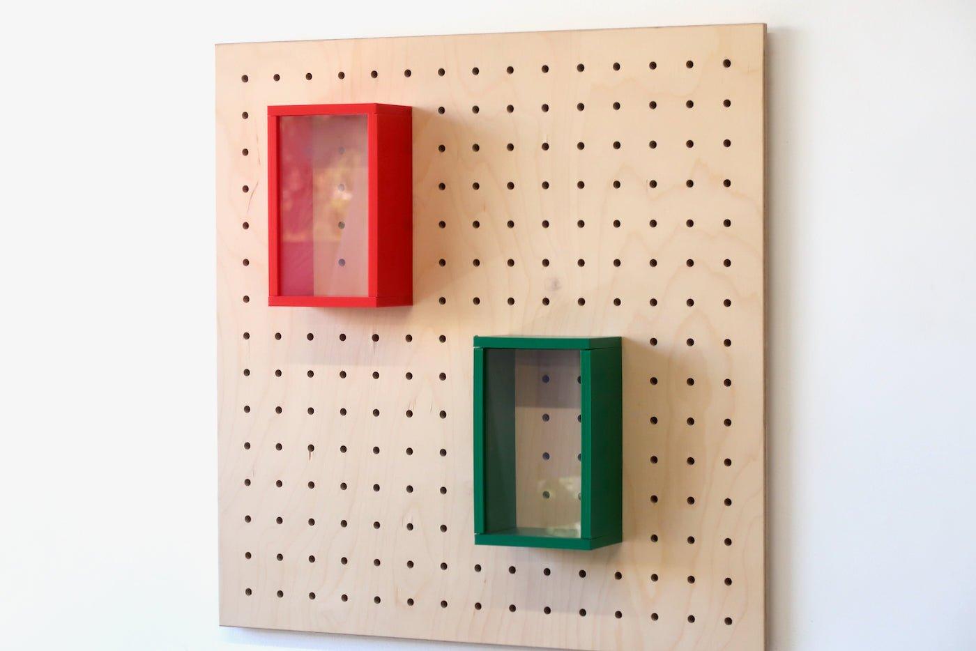 Vitrine produits pour Pegboard - Présentoir produits sur panneau perforé - Quark