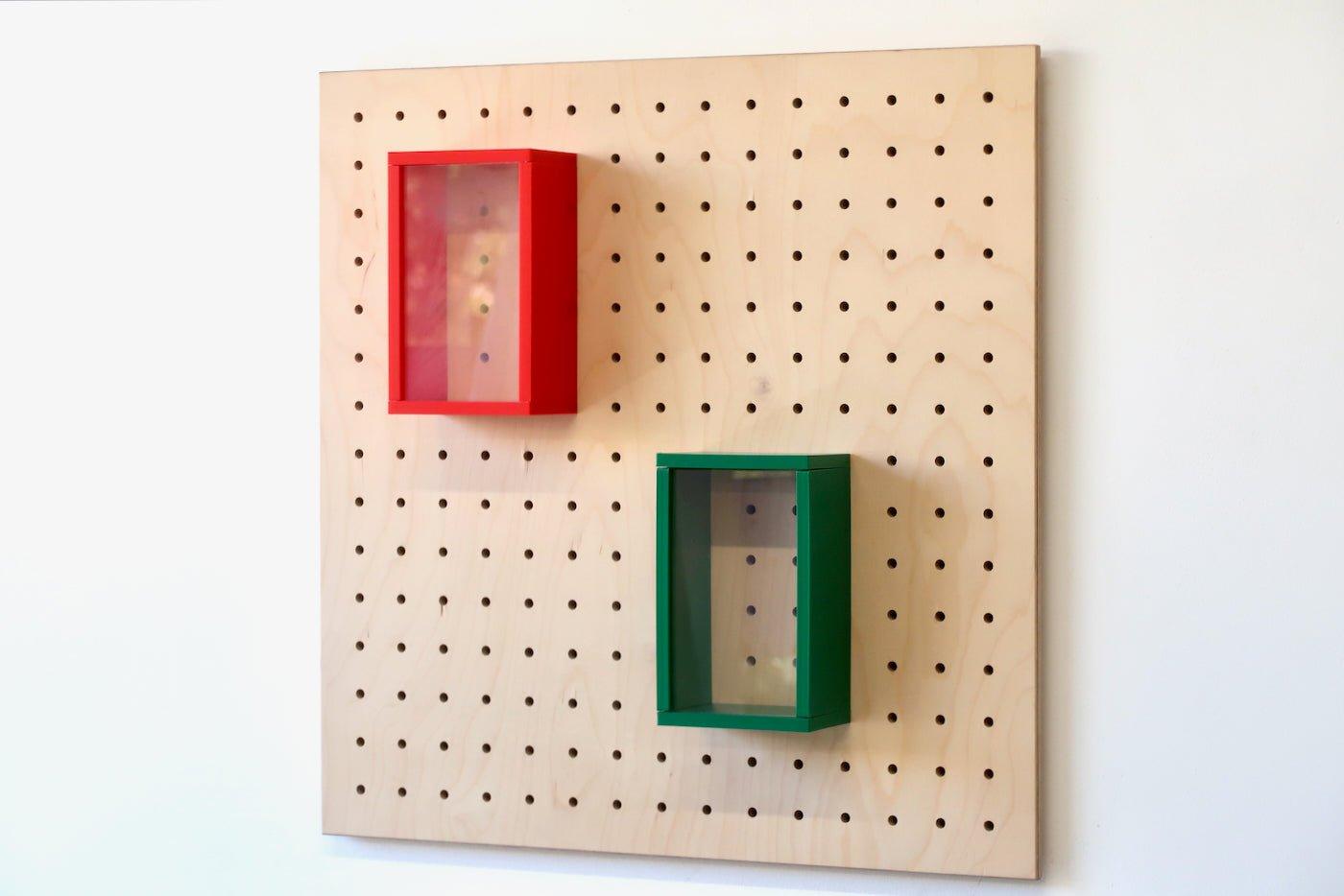 Vitrine produits pour Pegboard - Présentoir produits sur panneau perforé - Quark