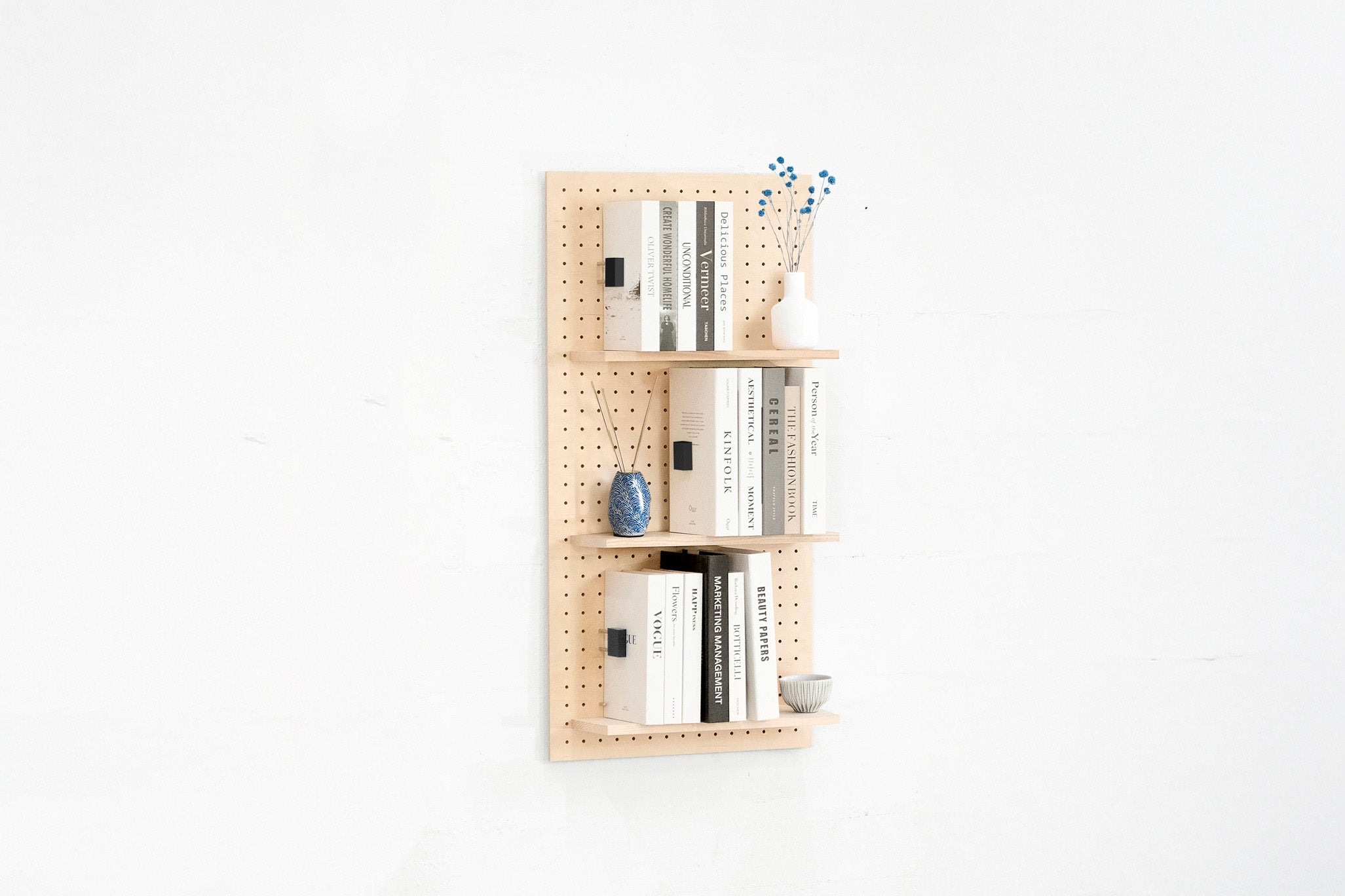 Qu’est-ce qu’un pegboard ou panneau perforé ? Définition, usages et choix