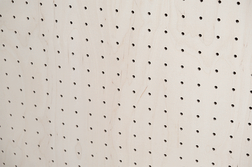 Broche métallique colorée