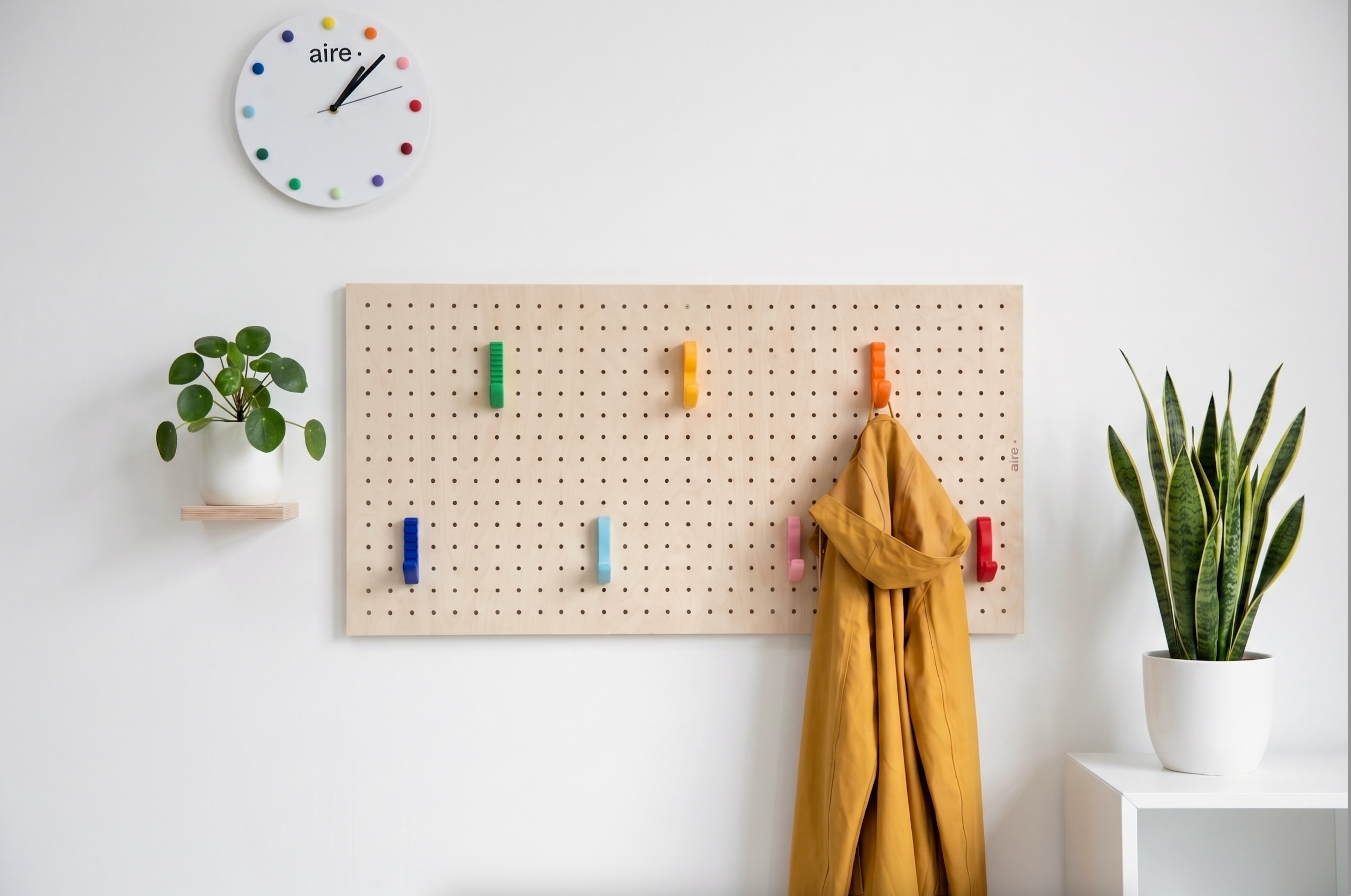 Porte manteau mural pegboard en bois – 7 patères colorées