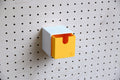Casier coloré multifonction pour pegboard – 9×9 cm / Jaune