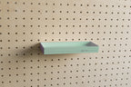 Étagère avec rebords pour pegboard – tablette murale de rangement