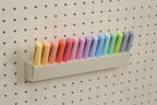 Kippbarer Textmarkerhalter nach vorn geneigt an einem Holz-Pegboard - Aire