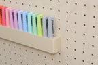 Detail des Wand-Textmarkerhalters für Pegboard mit Pastell-Textmarkern - Aire