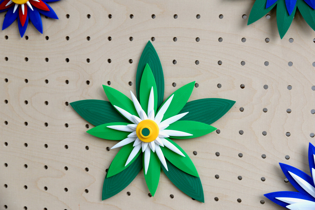 Fleur modulaire pour pegboard verte et blanche à cœur jaune – pétales en relief