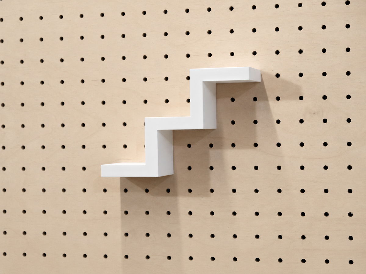 Step Shelf for Pegboard – Minimalist 3D-Printed Object Holder