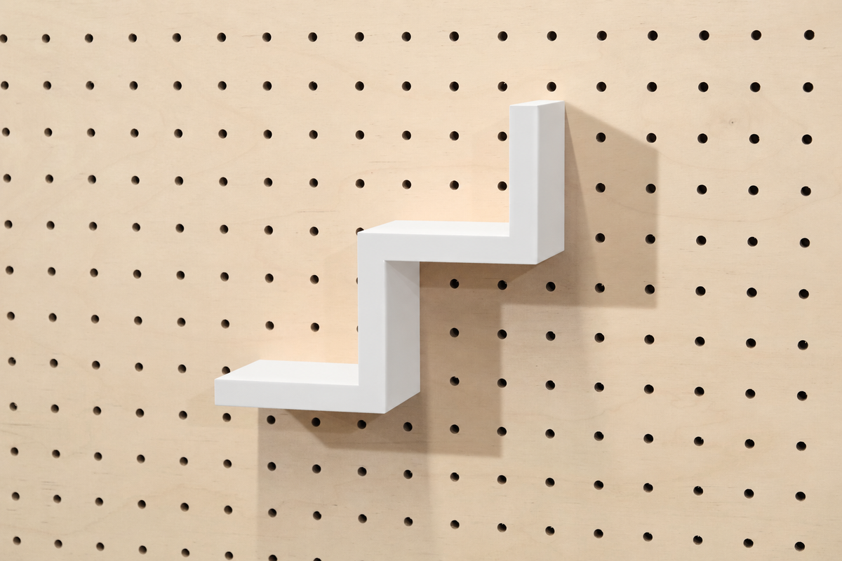 Step Shelf for Pegboard – Minimalist 3D-Printed Object Holder