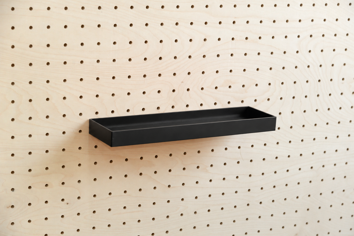 Schwarzes Regalbrett mit geraden Kanten, Größe M, Ablage an einem Birken-Pegboard
