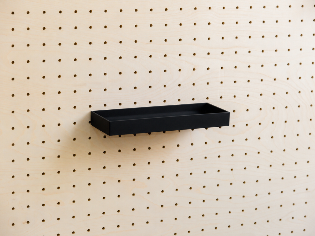 Kleines schwarzes Regalbrett mit geraden Kanten, Größe S, Ablage an einem Birken-Pegboard