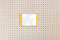 Porte-affiche en plexi pour pegboard – Jaune