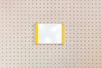 Porte-affiche en plexi pour pegboard – Jaune