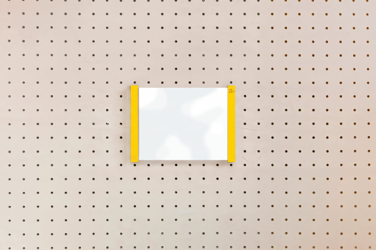Porte-affiche en plexi pour pegboard – Jaune