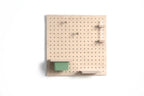 Contenuto del kit pegboard giardino: pannello forato in legno, vaso sospeso, portafiori, mensola e pioli