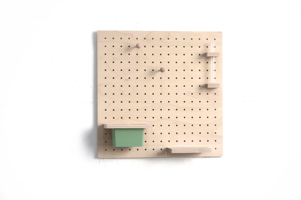 Contenuto del kit pegboard giardino: pannello forato in legno, vaso sospeso, portafiori, mensola e pioli