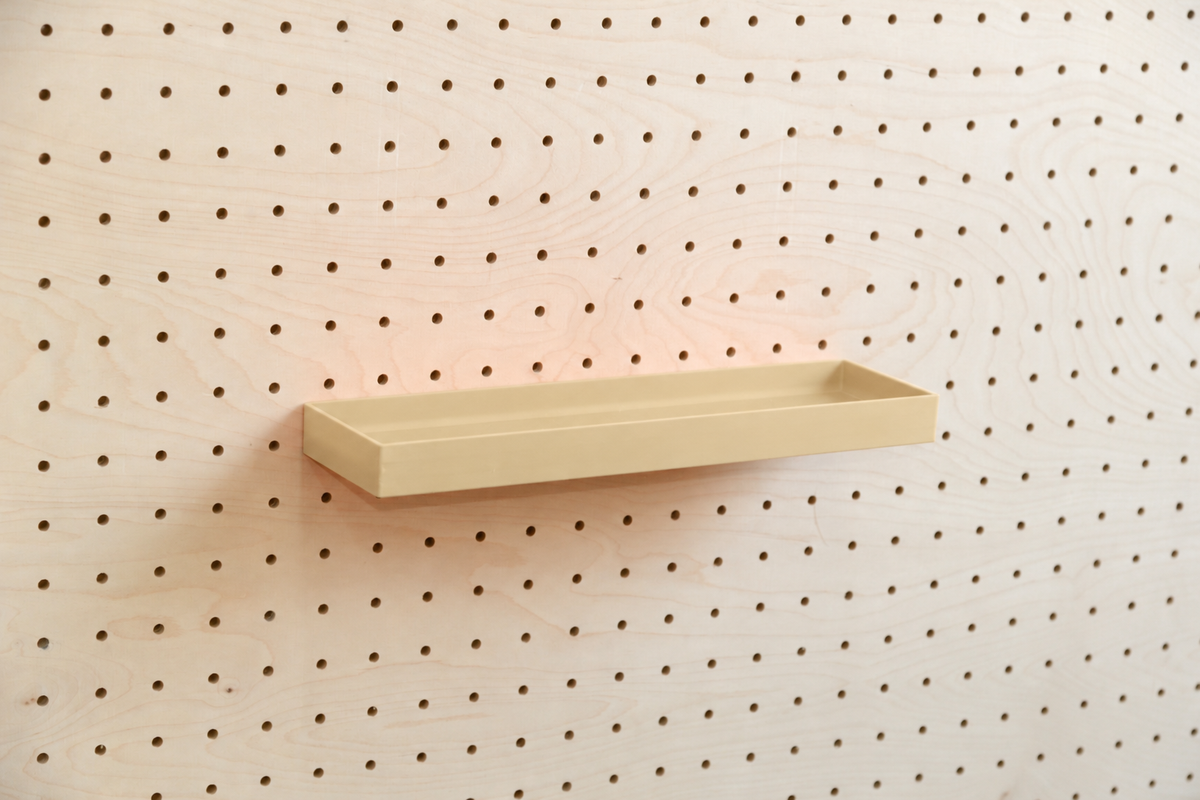 Beiges Regalbrett mit geraden Kanten, Größe M, an einem Pegboard aus hellem Holz