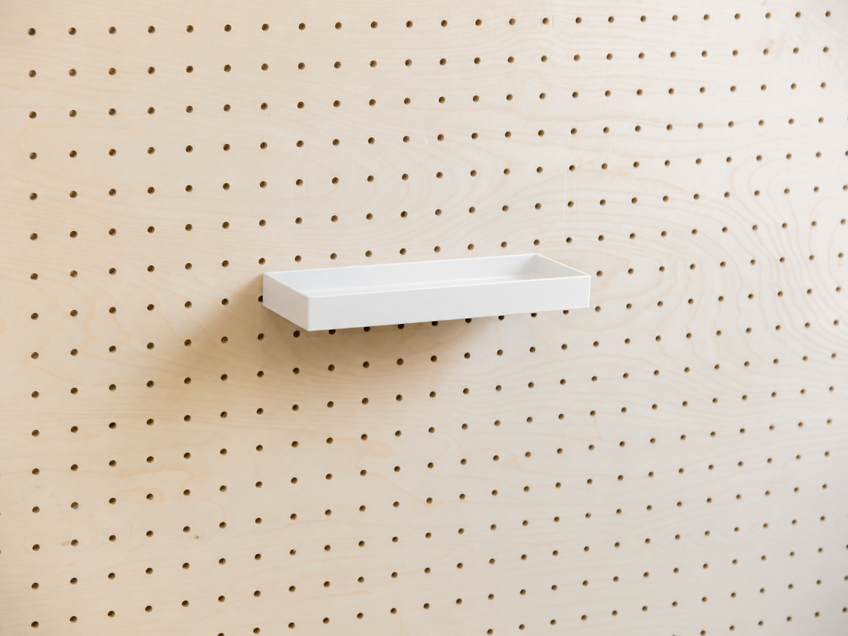 Kleines weißes Regalbrett mit geraden Kanten, Größe S, an einem Birken-Pegboard befestigt