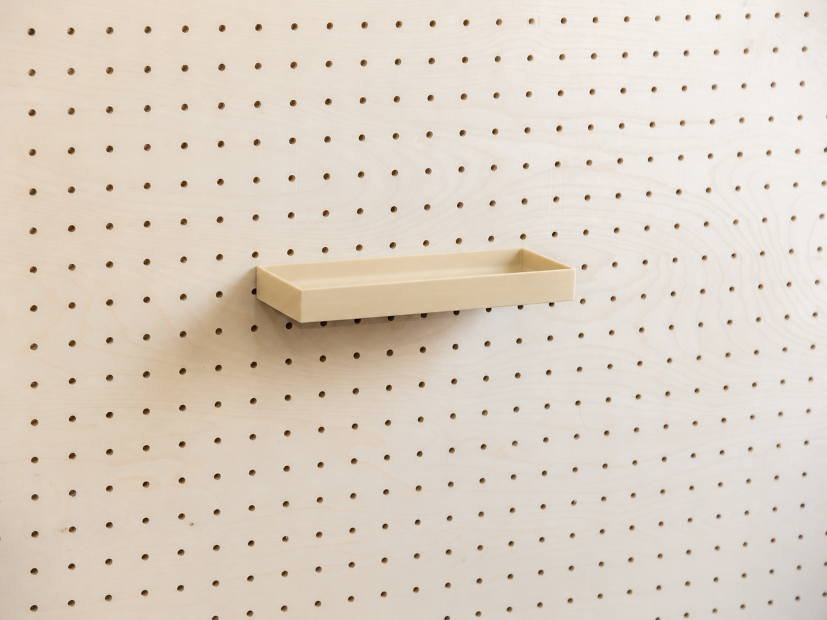 Kleines beiges Regalbrett mit geraden Kanten, Größe S, an einem Pegboard aus hellem Holz