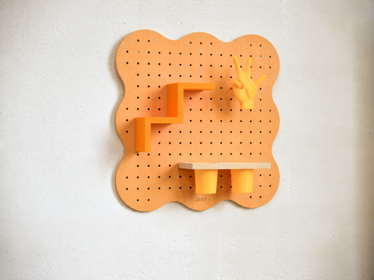 Panneau perforé Curves 48 x 48 cm orange pastel aux bords ondulés avec accessoires de bureau