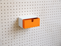 Casier coloré multifonction pour pegboard – 18×9 cm / Orange
