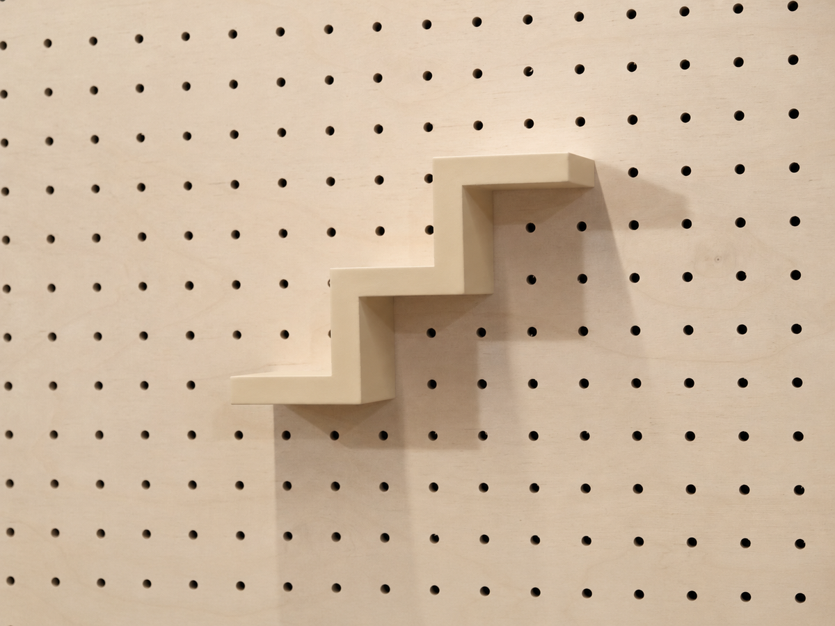 Step Shelf for Pegboard – Minimalist 3D-Printed Object Holder