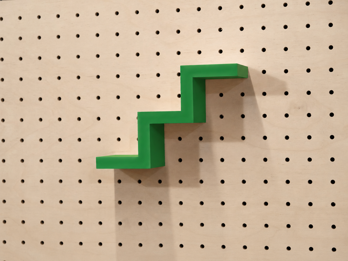 Step Shelf for Pegboard – Minimalist 3D-Printed Object Holder