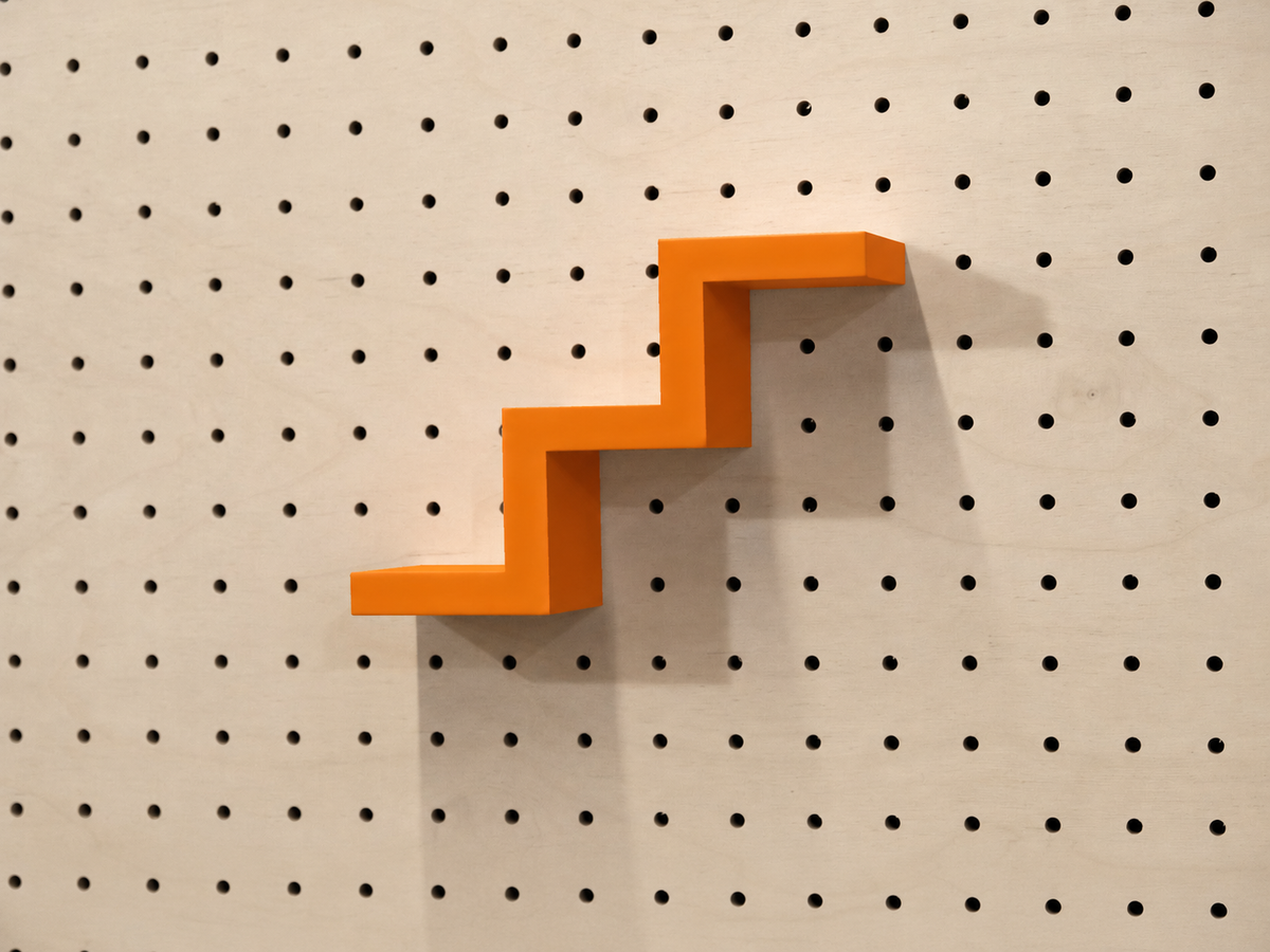 Step Shelf for Pegboard – Minimalist 3D-Printed Object Holder
