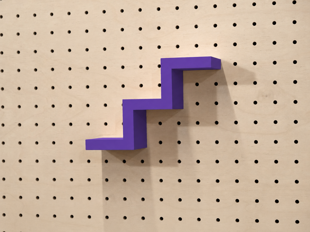 Step Shelf for Pegboard – Minimalist 3D-Printed Object Holder