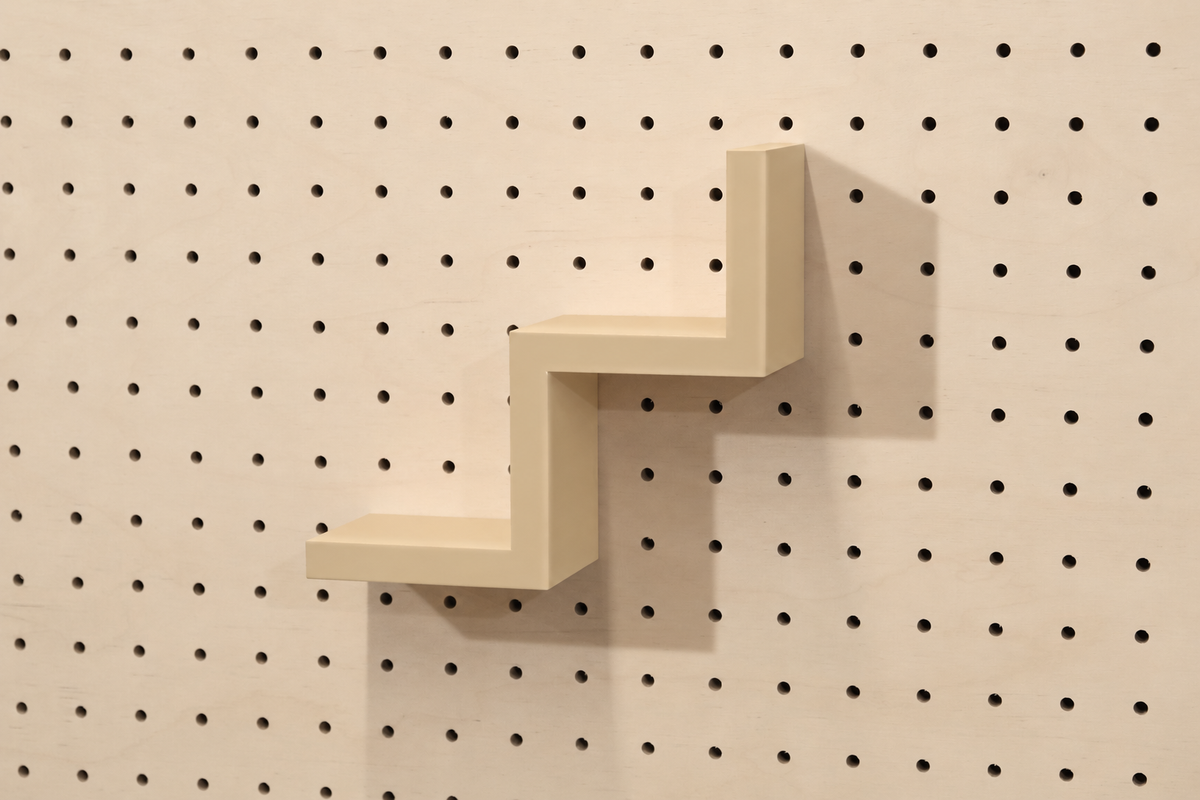 Step Shelf for Pegboard – Minimalist 3D-Printed Object Holder