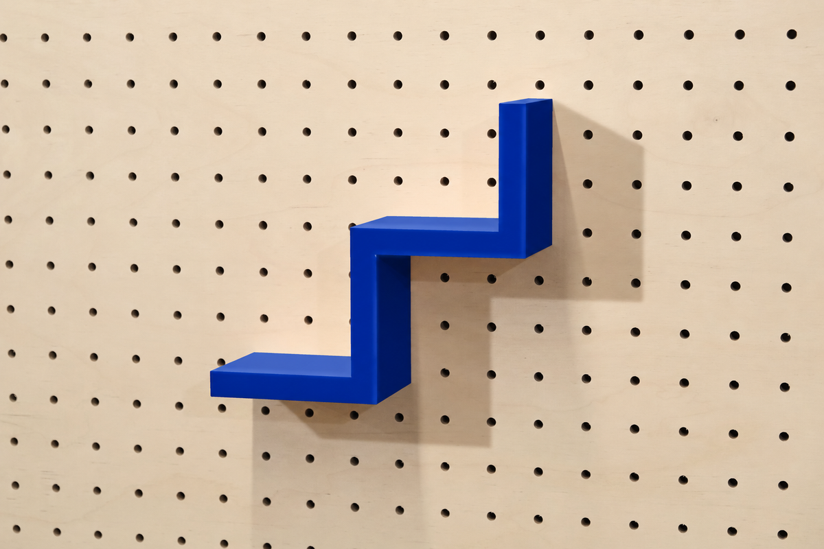 Step Shelf for Pegboard – Minimalist 3D-Printed Object Holder