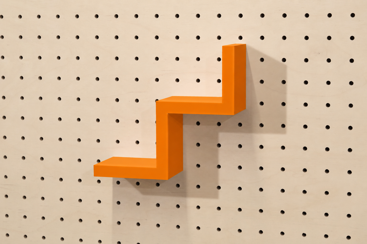 Step Shelf for Pegboard – Minimalist 3D-Printed Object Holder