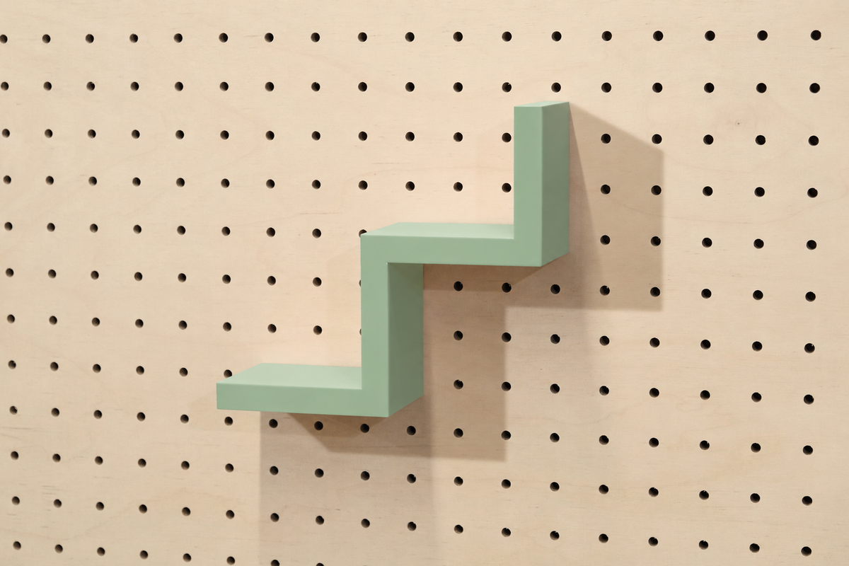 Step Shelf for Pegboard – Minimalist 3D-Printed Object Holder