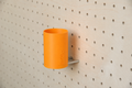 Pot à stylos flottant pour pegboard – Orange