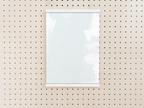 Porte-affiche en plexi pour pegboard – accessoire pour panneau perforé Aire