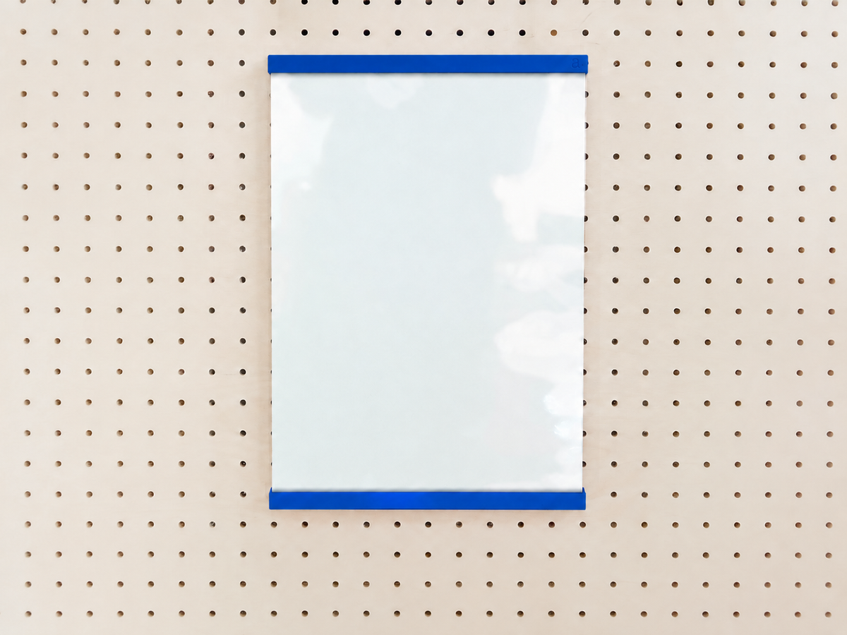 Porte-affiche en plexi pour pegboard – accessoire pour panneau perforé Aire