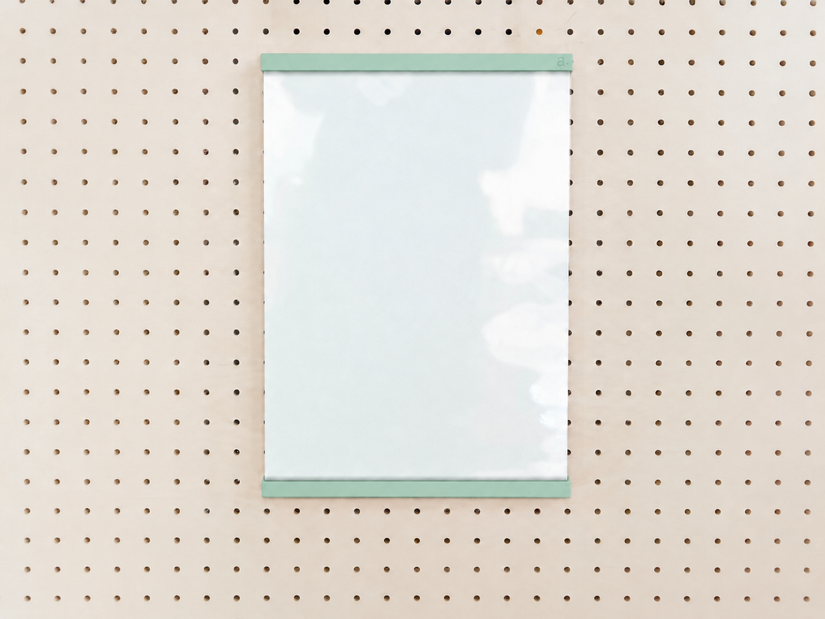 Porte-affiche en plexi pour pegboard – accessoire pour panneau perforé Aire