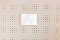 Porte-affiche en plexi pour pegboard – Blanc