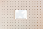 Porte-affiche en plexi pour pegboard – Blanc
