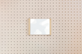 Porte-affiche en plexi pour pegboard – Beige