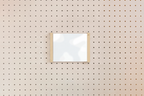 Porte-affiche en plexi pour pegboard – Beige