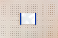 Porte-affiche en plexi pour pegboard – Bleu
