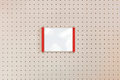 Porte-affiche en plexi pour pegboard – Rouge