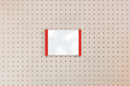Porte-affiche en plexi pour pegboard – Rouge