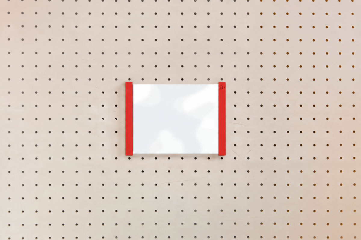 Porte-affiche en plexi pour pegboard – Rouge