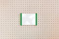 Porte-affiche en plexi pour pegboard – Vert
