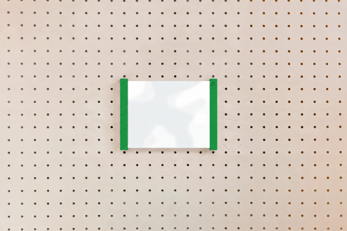 Porte-affiche en plexi pour pegboard – Vert